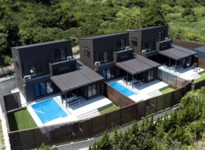 【南房総の別荘がいま人気の理由】館山・鴨川・富浦エリアで叶える海辺のセカンドハウス生活｜都心から約90分の好アクセス、温暖な気候、美しいオーシャンビュー、手頃な価格相場で週末移住・二拠点生活・リゾート投資にも最適な注目エリアを徹底解説｜物件価格の目安、購入時の注意点、将来の売却メリットまでわかる南房総別荘ガイド